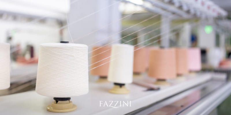 Bobine di cotone all’interno di una fabbrica tessile