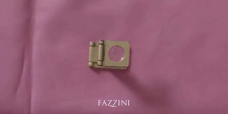 Il lentino contafili: lo strumento tradizionale utilizzato per verificare la densità del tessuto.